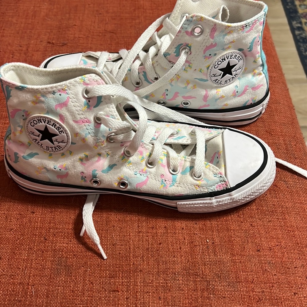 Chuck Taylor Unicorn print converse size 4 big kids Excellent condition.